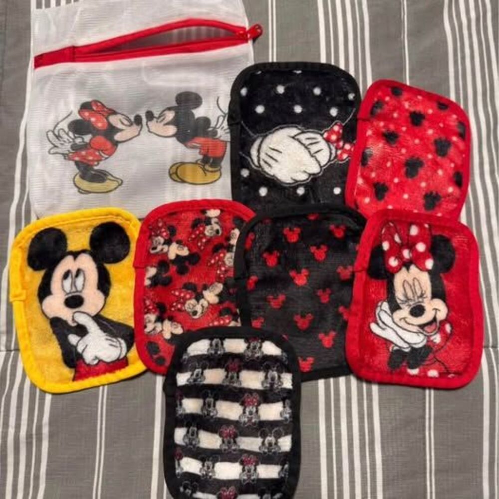 Authentic Make Up Eraser Face cloth set!  Mickey & Minnie!  Check it out!